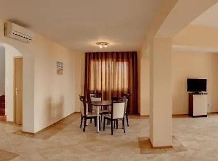מלון Vemara Club And - Free Parking And Free Access 3*