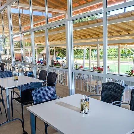 Хотел Vemara Club And - Free Parking And Free Access 3*