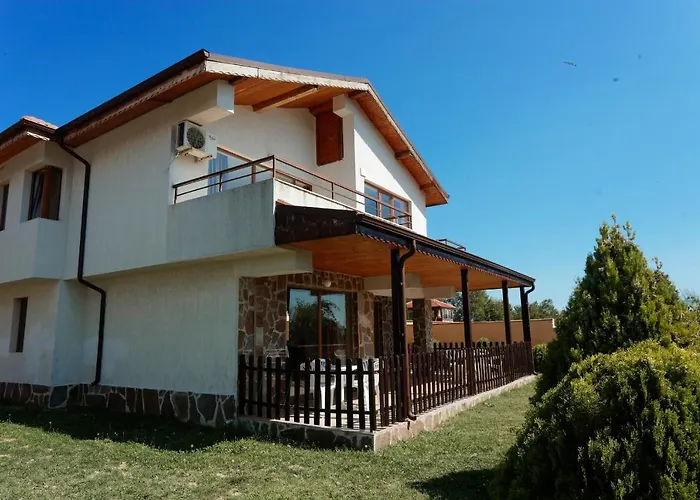 Отель Vemara Club And - Free Parking And Free Access 3*