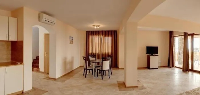 Отель Vemara Club And - Free Parking And Free Access 3*