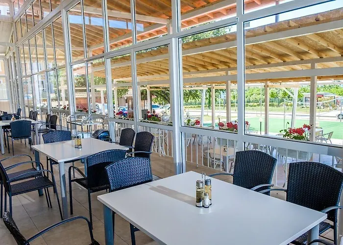 Отель Vemara Club And - Free Parking And Free Access 3*