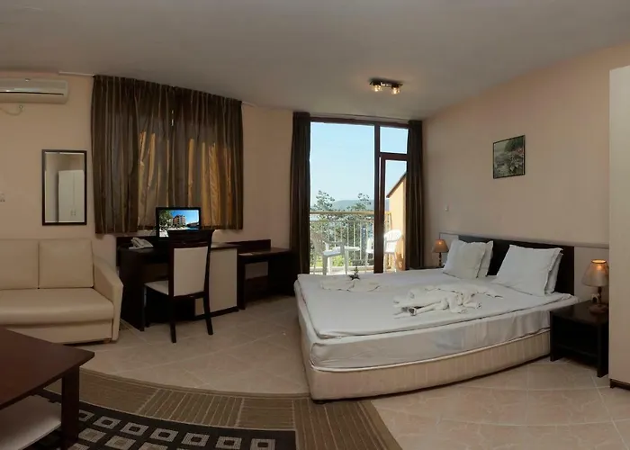 Vemara Club And - Free Parking And Free Access Отель 3*