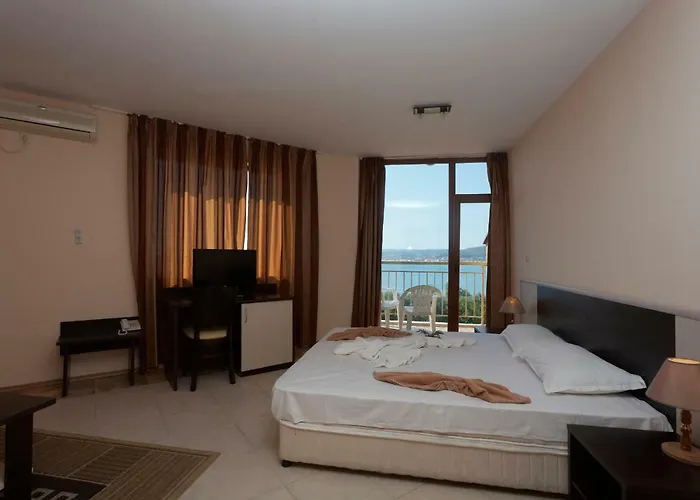 Отель Vemara Club And - Free Parking And Free Access 3*