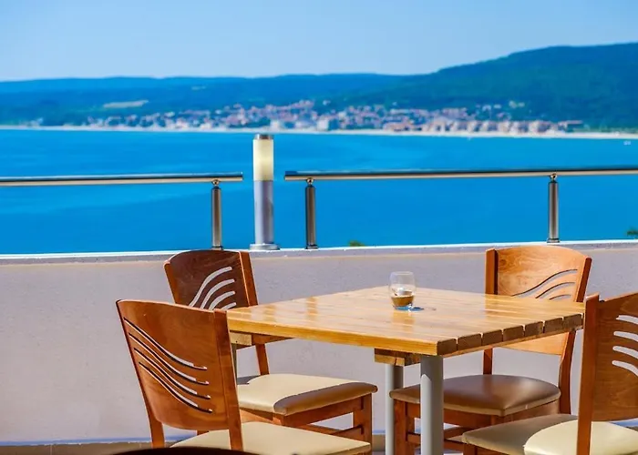 Отель Vemara Club And - Free Parking And Free Access 3*